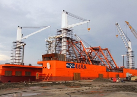 全球首艘一步式海上风机运输安装船在通州湾顺利下水